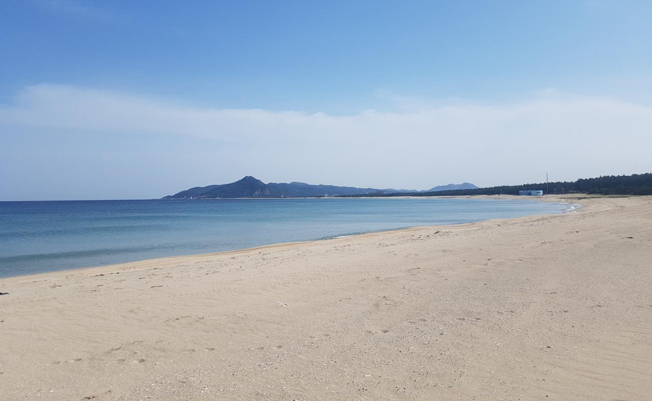 Photo de Yeongri Beach avec sable lumineux de surface