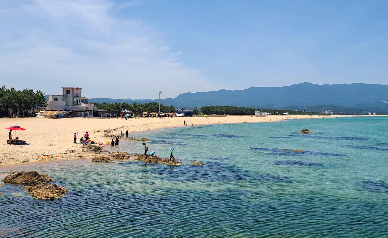 Photo de Tokcheon Beach avec sable lumineux de surface