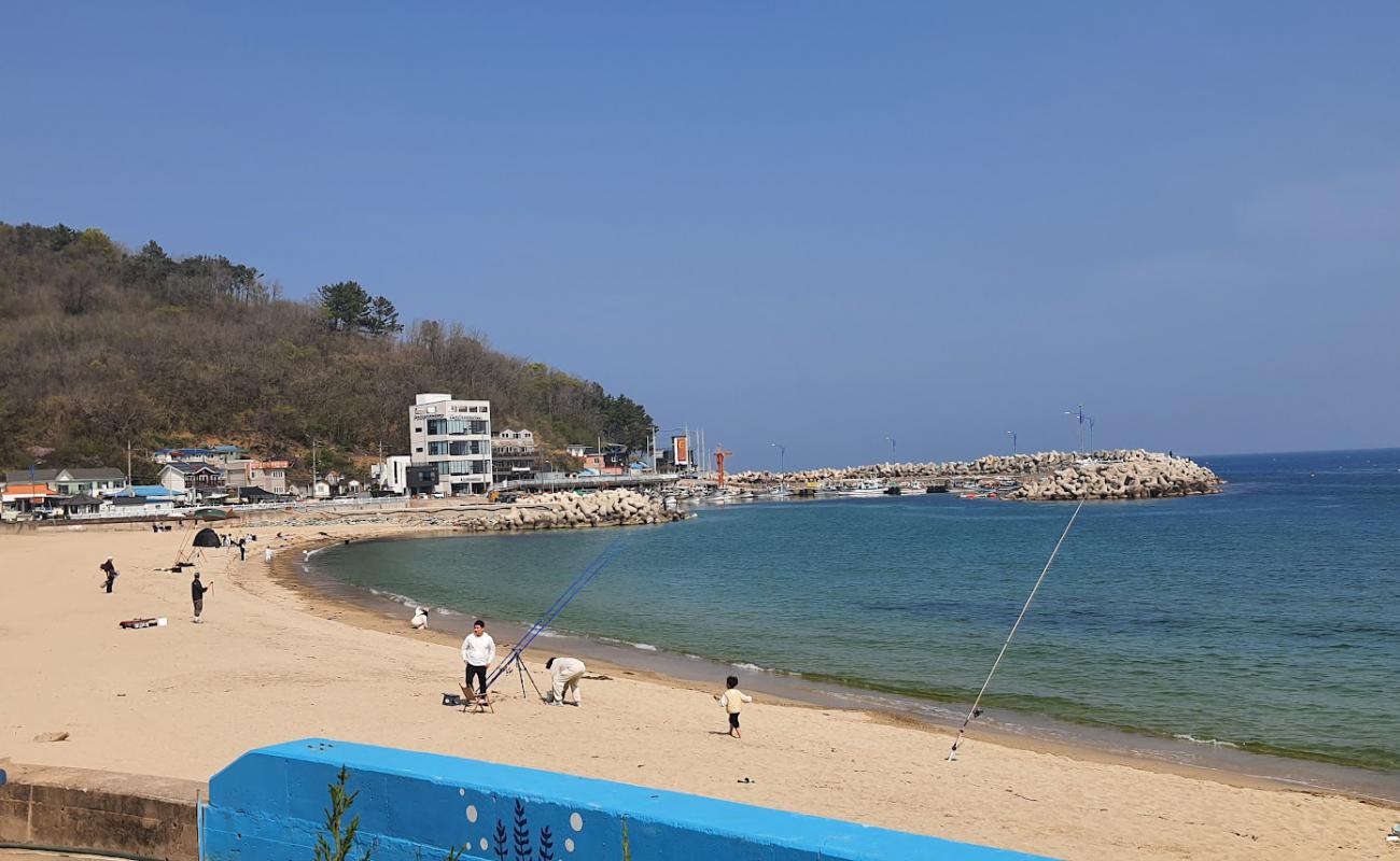 Photo de Hajeori Beach avec sable lumineux de surface