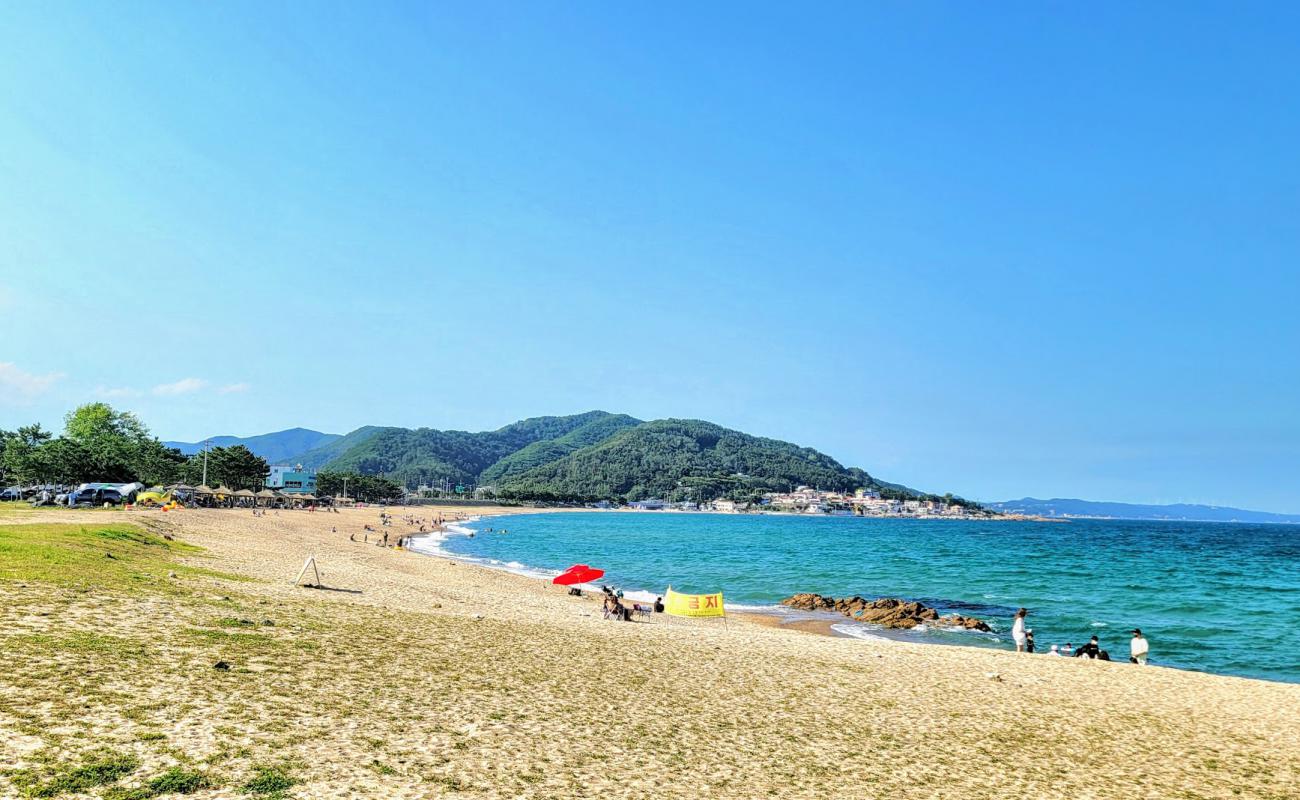 Photo de Jangsa Beach avec sable lumineux de surface