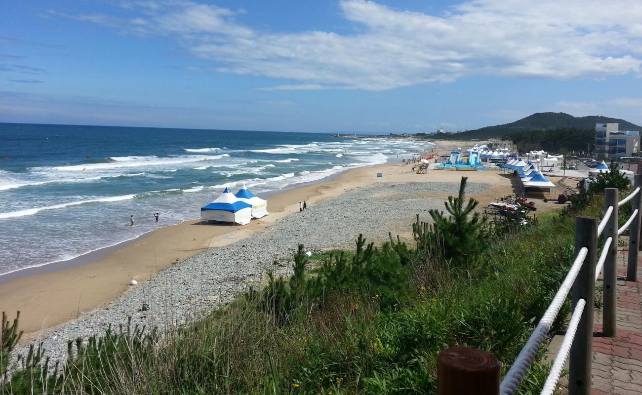 Photo de Hwajin Beach avec sable lumineux de surface