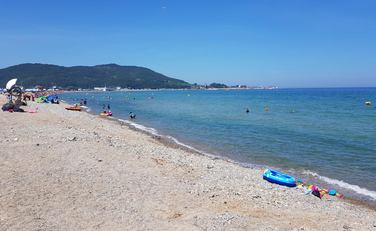 Photo de Wolpo Beach avec sable gris avec caillou de surface