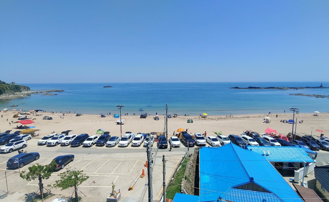 Photo de Odo 1-ri Beach avec sable lumineux de surface