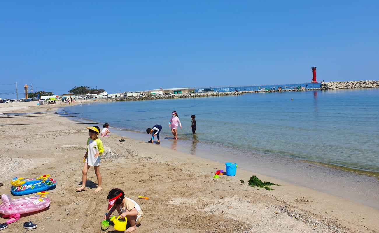 Photo de Samjeong Beach avec sable lumineux de surface