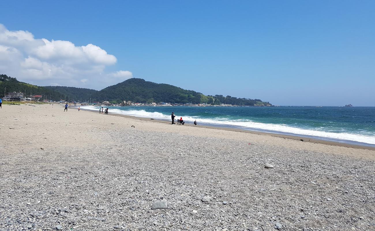 Photo de Shinchanggan Beach avec sable gris avec caillou de surface