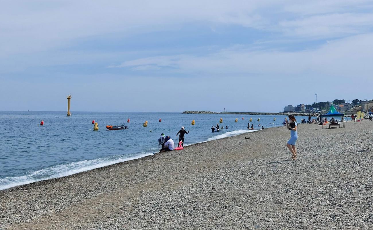 Photo de Najeong Beach avec caillou gris de surface