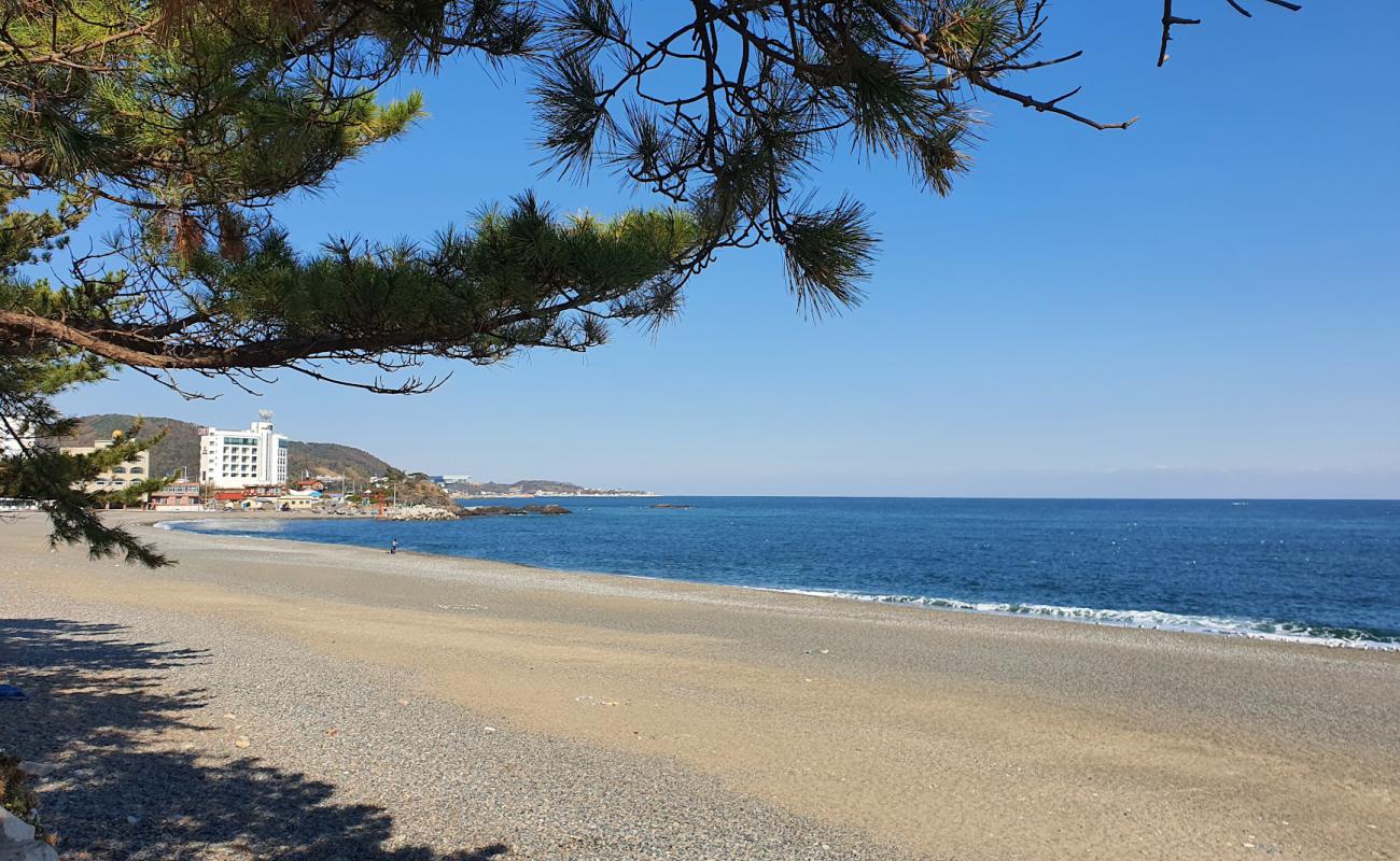 Photo de Jeongja Beach avec petits galets gris de surface