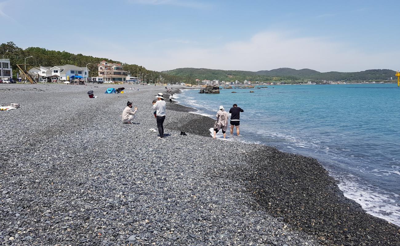 Photo de Jujeon Beach avec galets gris de surface