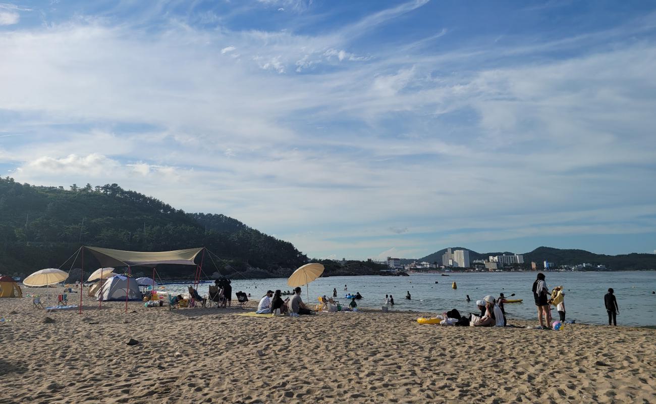 Photo de Solgae Beach avec sable lumineux de surface