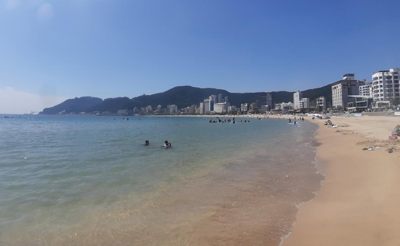 Photo de Songjeong Beach avec sable lumineux de surface