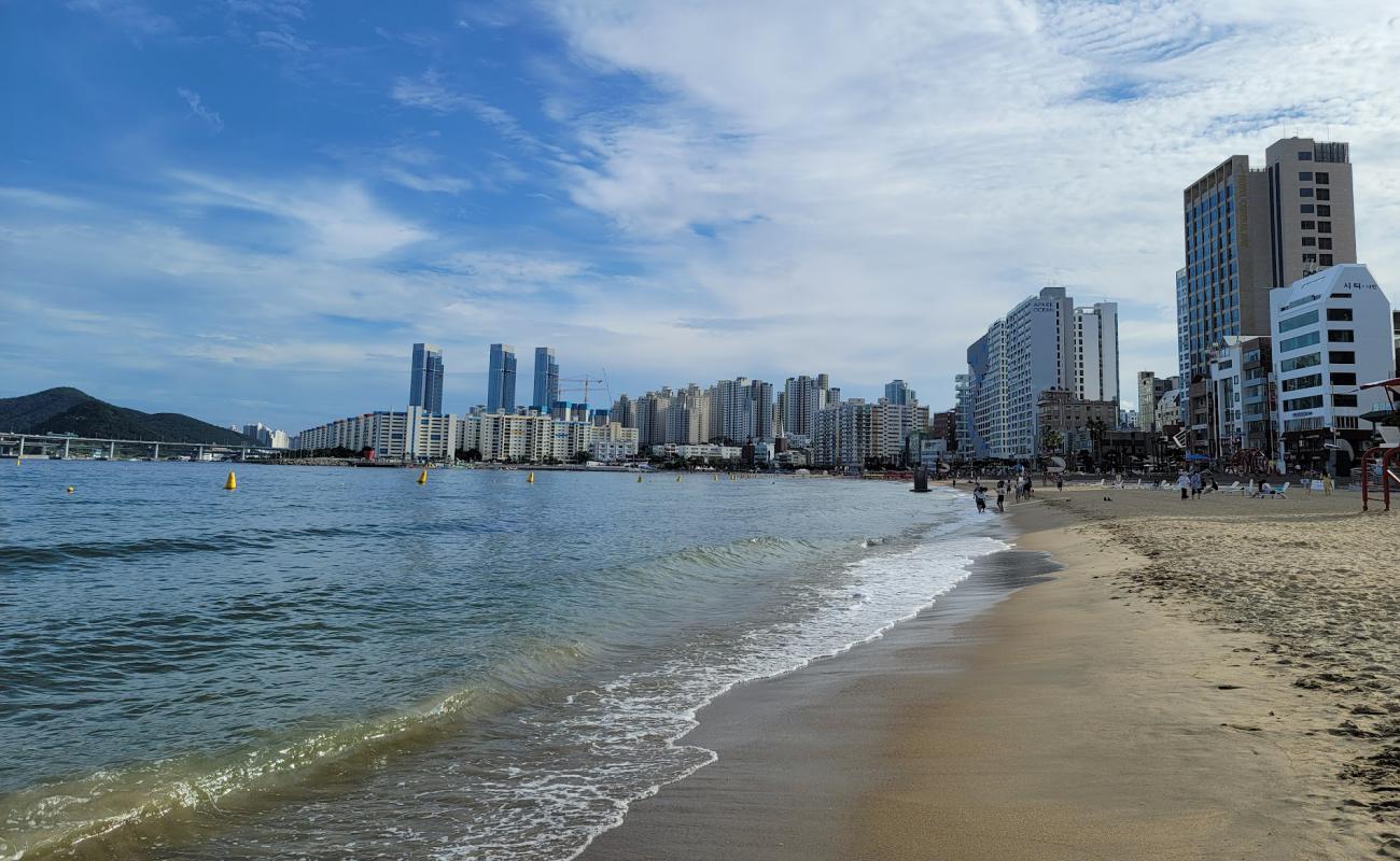 Photo de Plage de Gwangalli avec sable fin et lumineux de surface