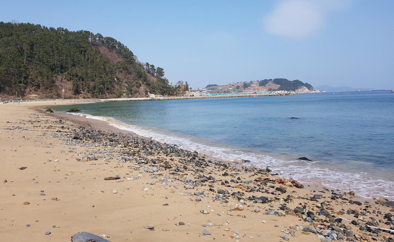 Photo de Heungnam Beach avec sable brillant et rochers de surface