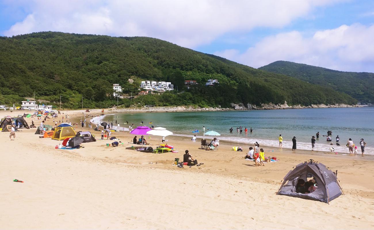 Photo de Wahyeon Beach avec sable lumineux de surface