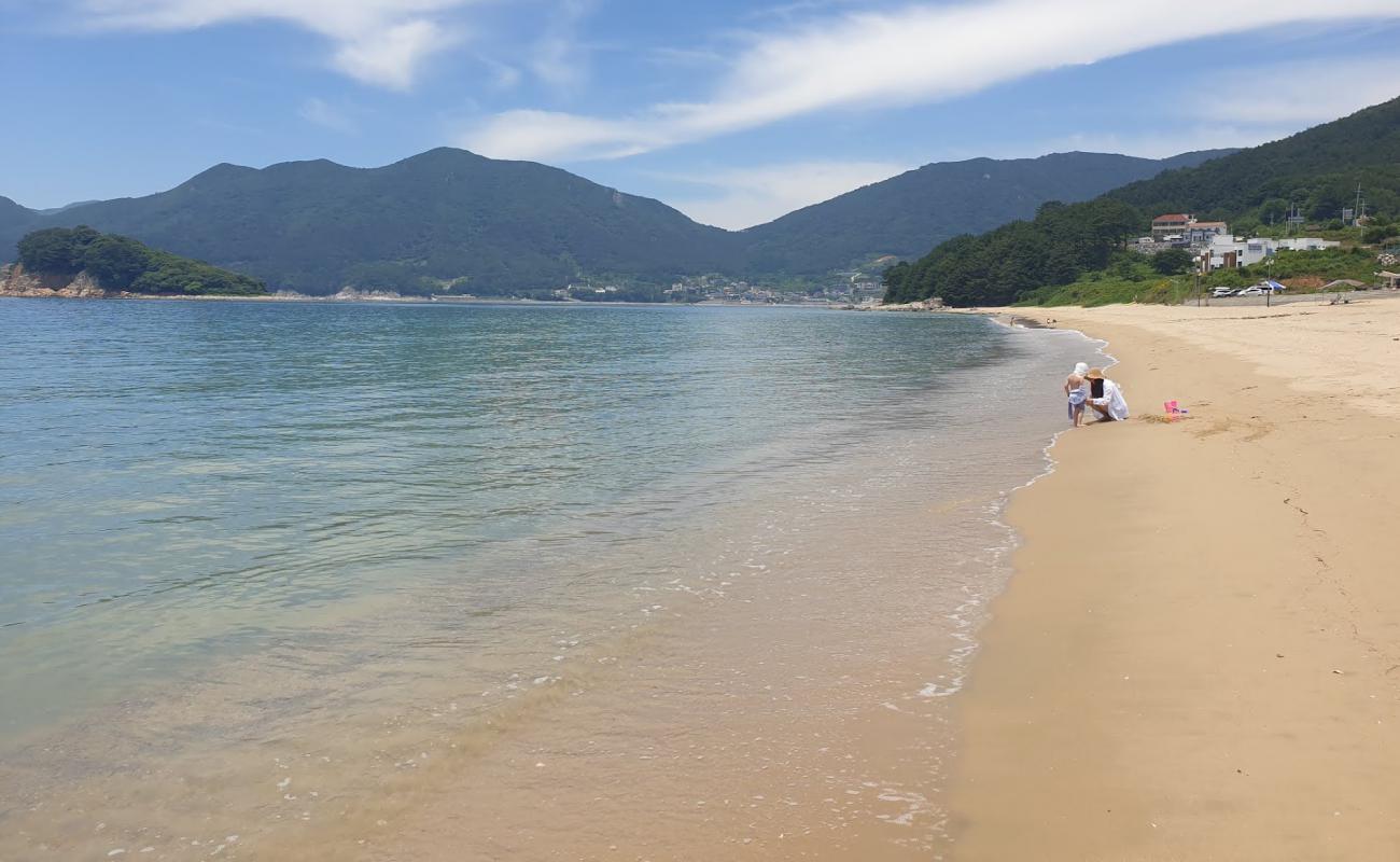 Photo de Gujora Beach avec sable lumineux de surface