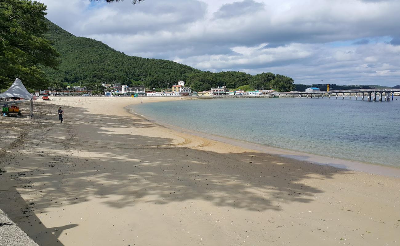 Photo de Myeongsa Beach avec sable lumineux de surface