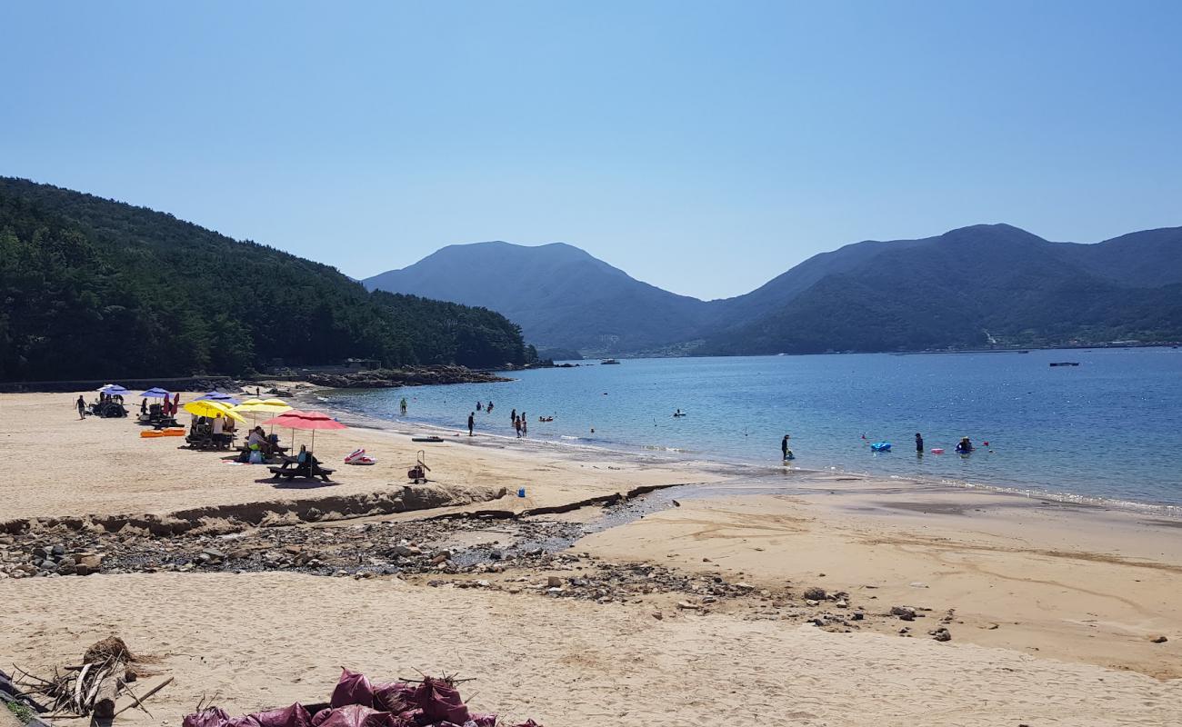 Photo de Deokwon Beach avec sable lumineux de surface