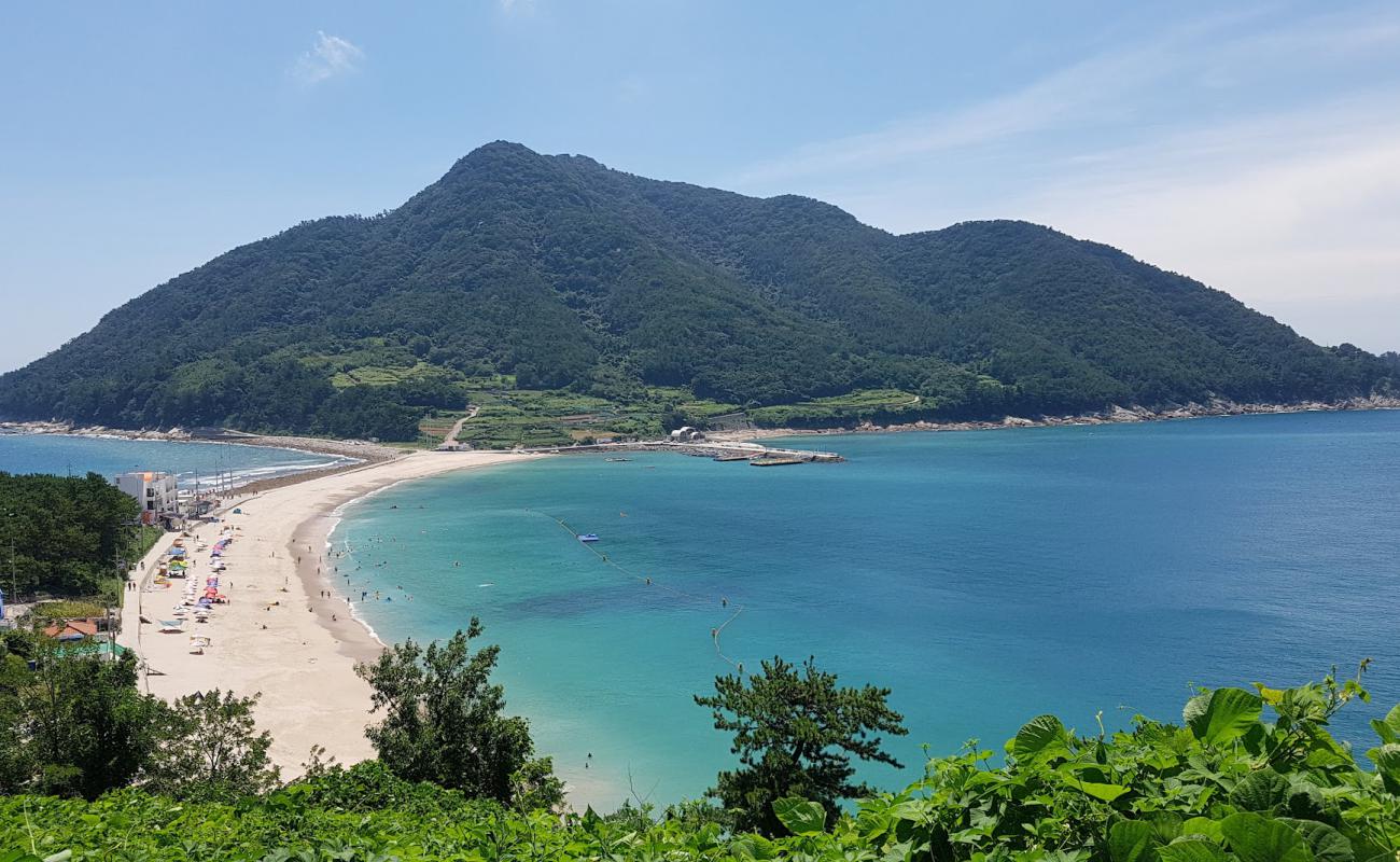 Photo de Bijindo Beach avec sable lumineux de surface