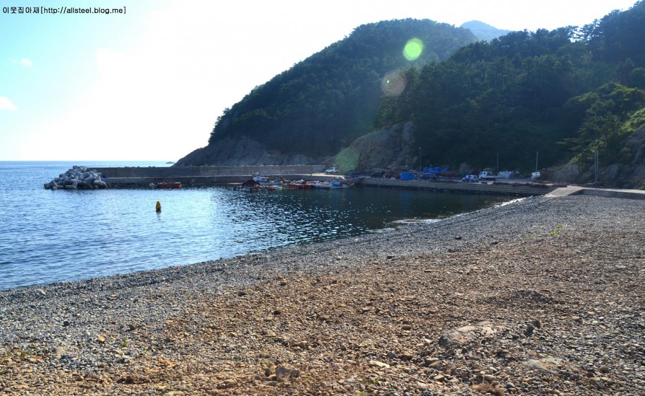 Photo de Deokdong Beach avec caillou gris de surface