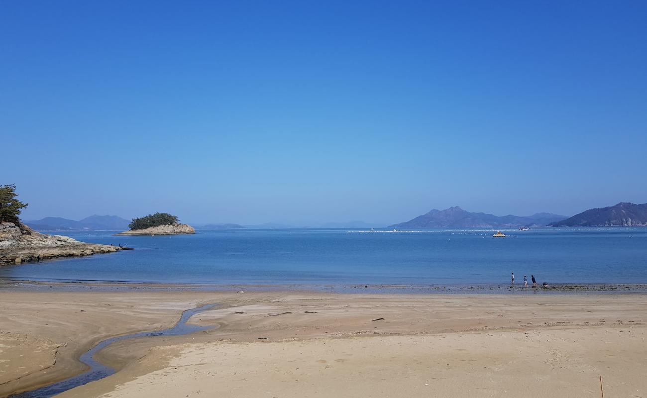 Photo de Mosanggae Beach avec sable beige de surface