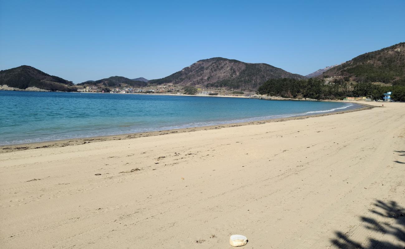 Photo de Sangju Solbaram Beach avec sable lumineux de surface