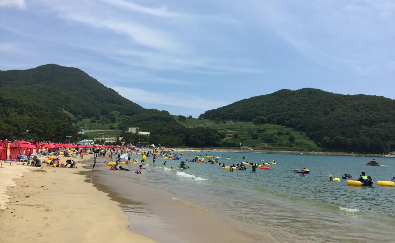 Photo de Sangju Eun Sand Beach avec sable lumineux de surface