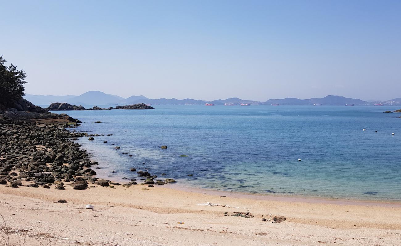 Photo de Pyeongsan-ri Beach avec sable lumineux de surface