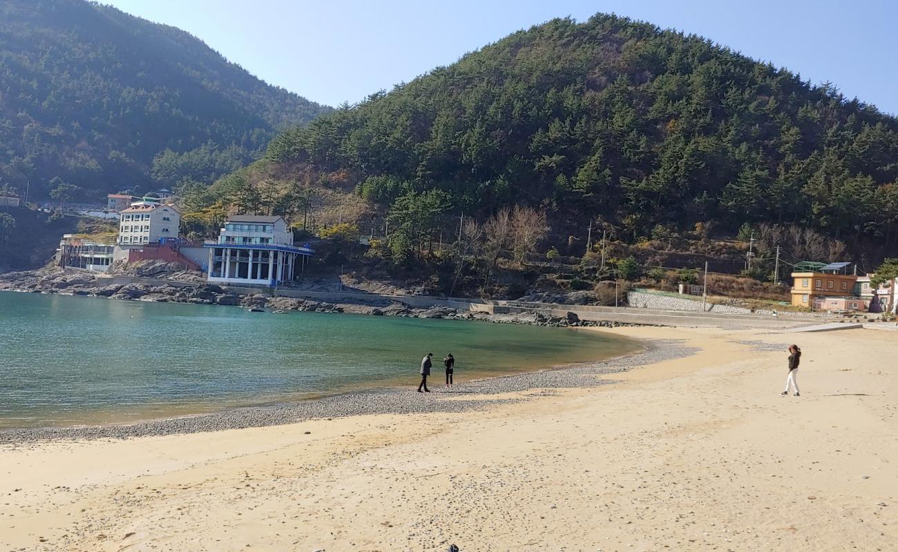 Photo de Bangjukpo Beach avec sable lumineux de surface