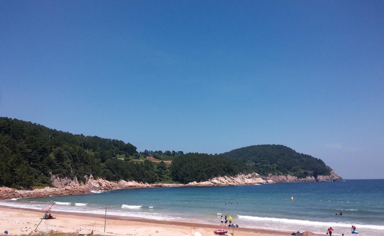 Photo de Ando Beach avec sable beige & pierres de surface