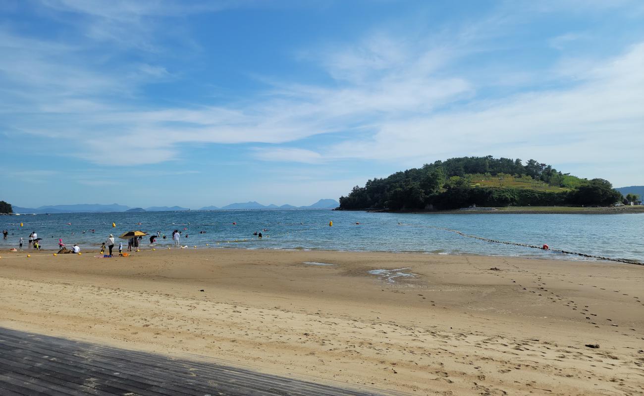 Photo de Ungcheon Beach Park avec sable lumineux de surface