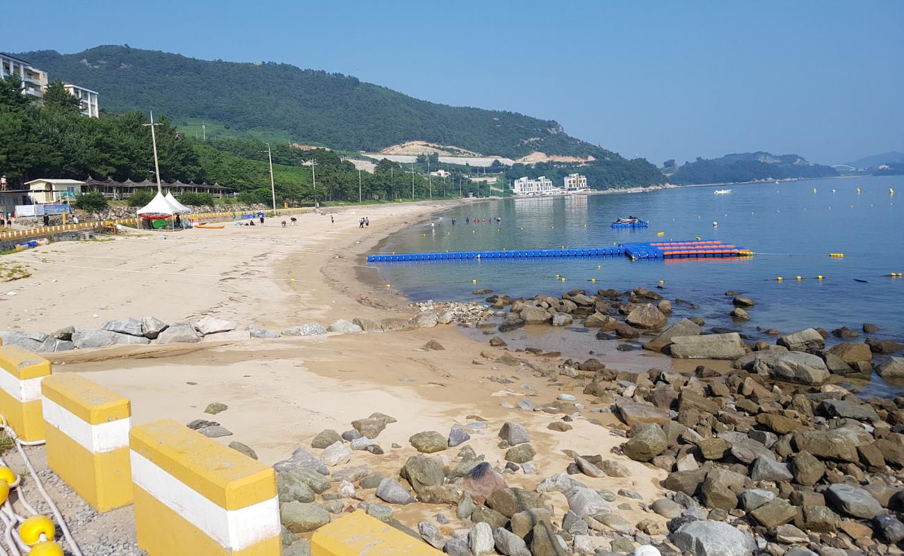 Photo de Jangdeung Beach avec sable lumineux de surface