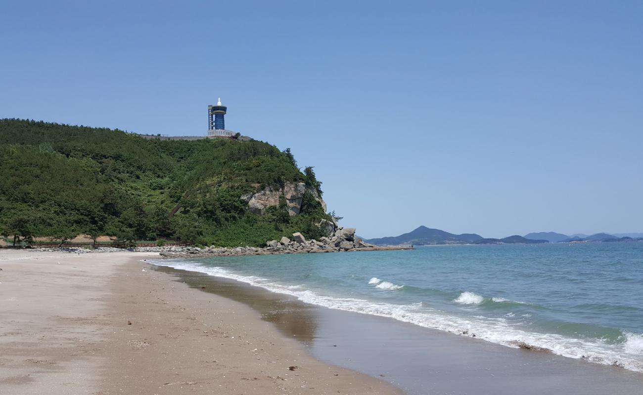 Photo de Namyeol Sunrise Beach avec sable lumineux de surface