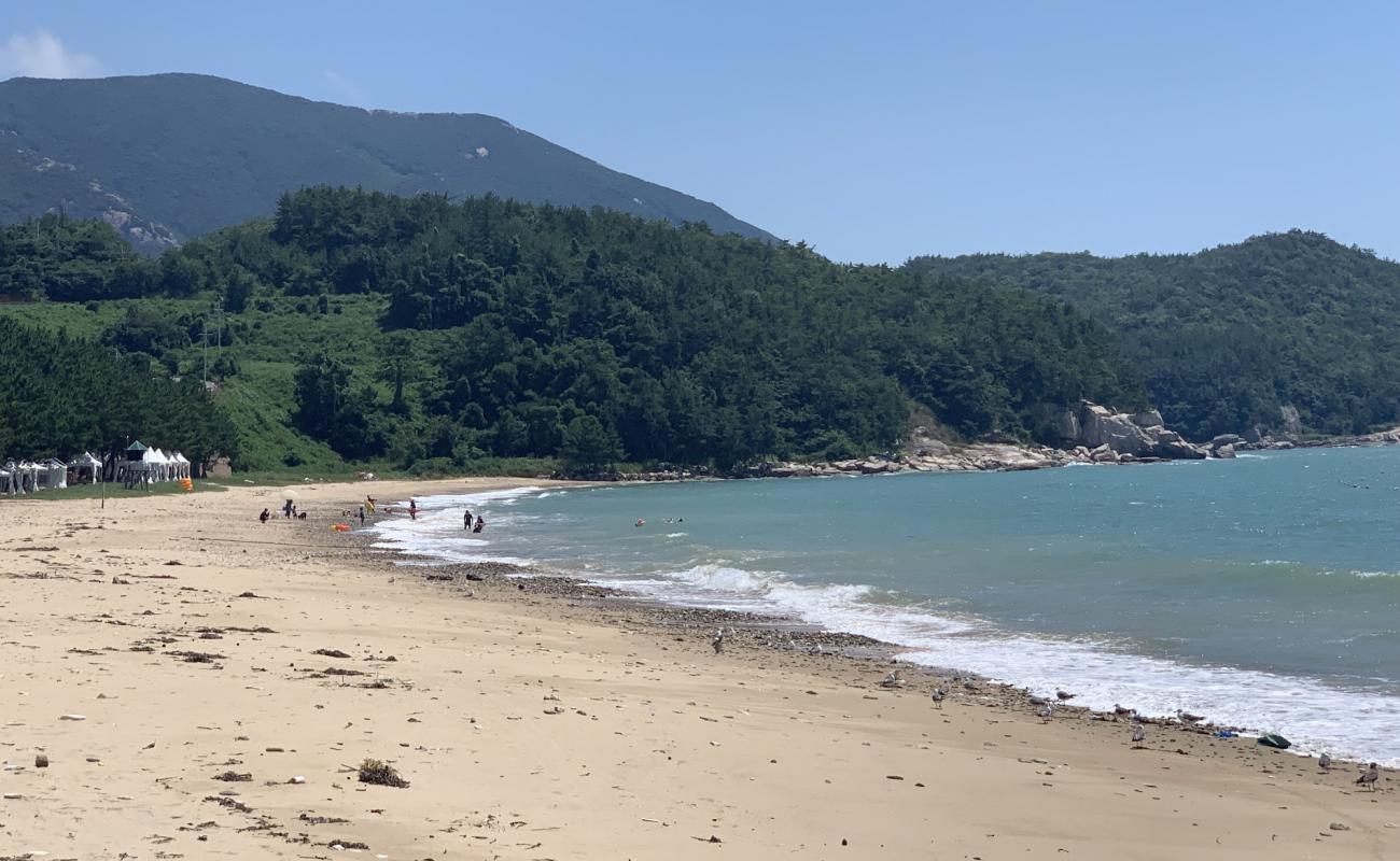 Photo de Ikgeum Beach avec sable lumineux de surface