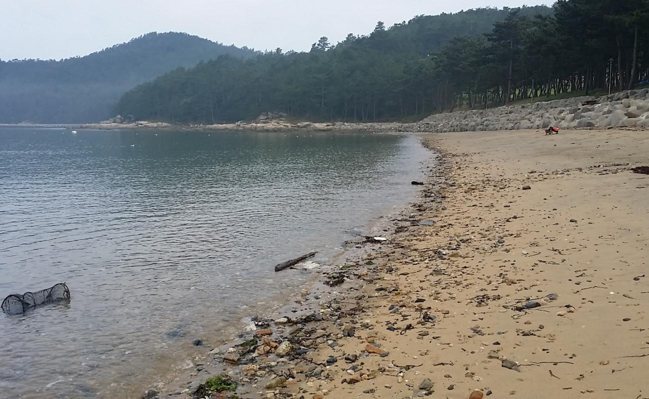 Photo de Yeonyeon Beach avec sable brillant et rochers de surface