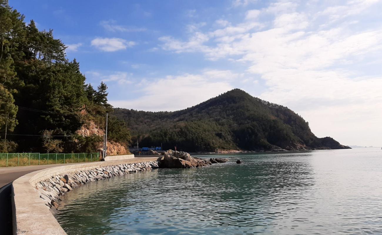 Photo de Donggori Beach avec sable beige de surface