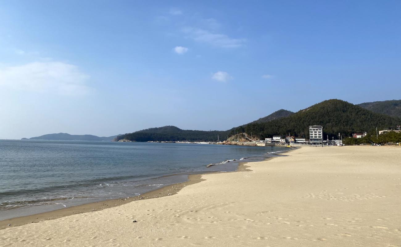 Photo de Myeongsasimni Beach avec sable beige de surface