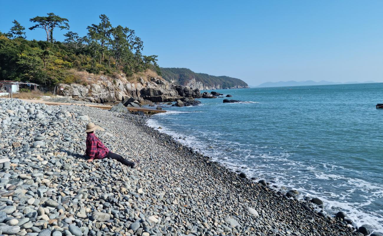 Photo de Jeongdori Gugyedeung Beach avec galets gris de surface