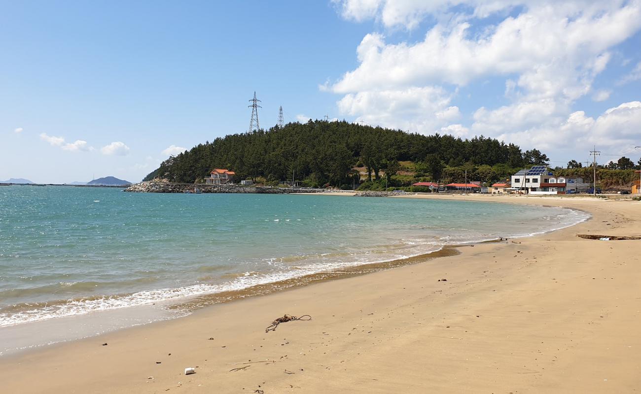 Photo de Jiri Cheongsong Beach avec sable beige de surface