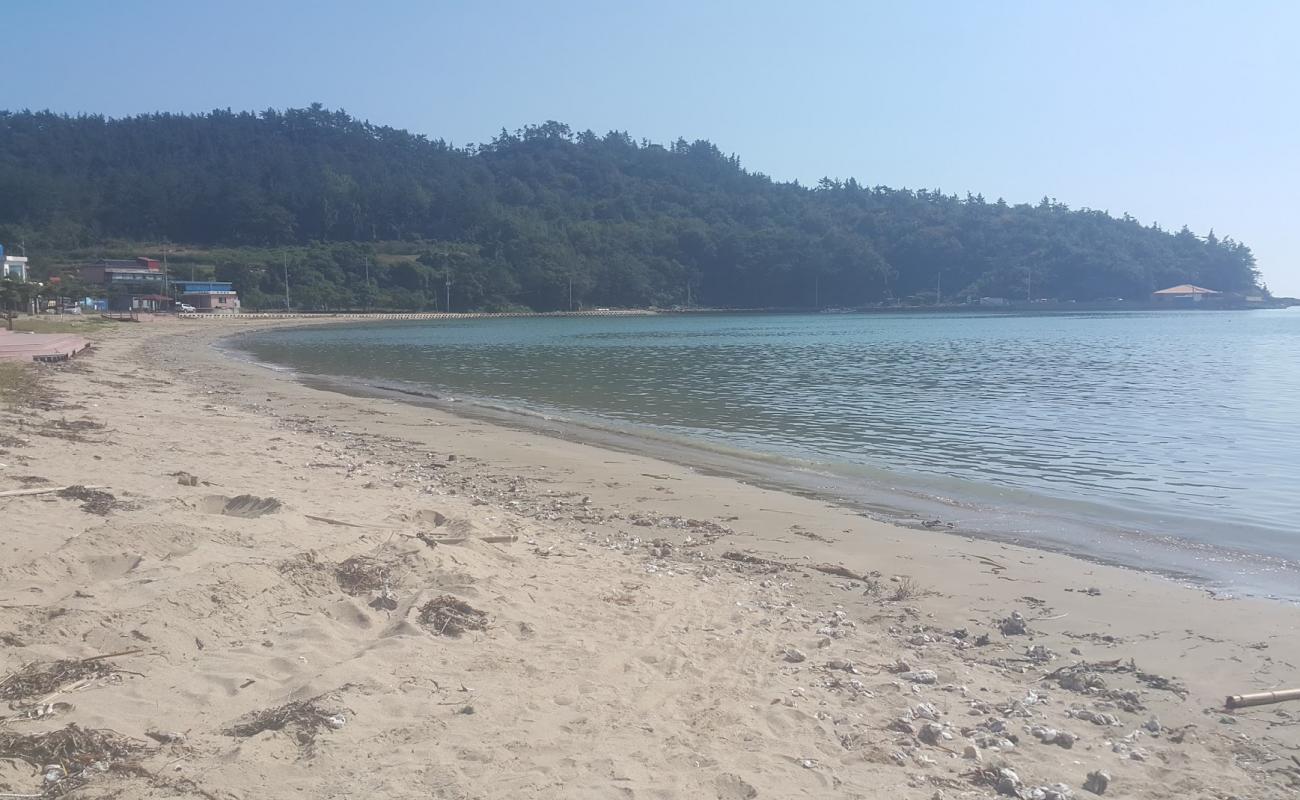 Photo de Geumgap Beach avec sable beige & pierres de surface