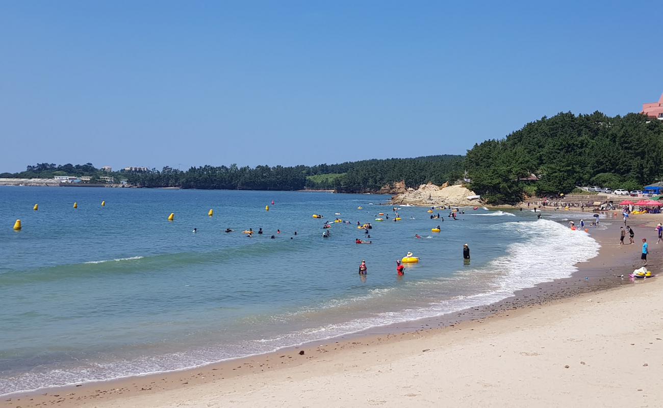 Photo de Gyeokpo Haenomi Beach avec sable lumineux de surface