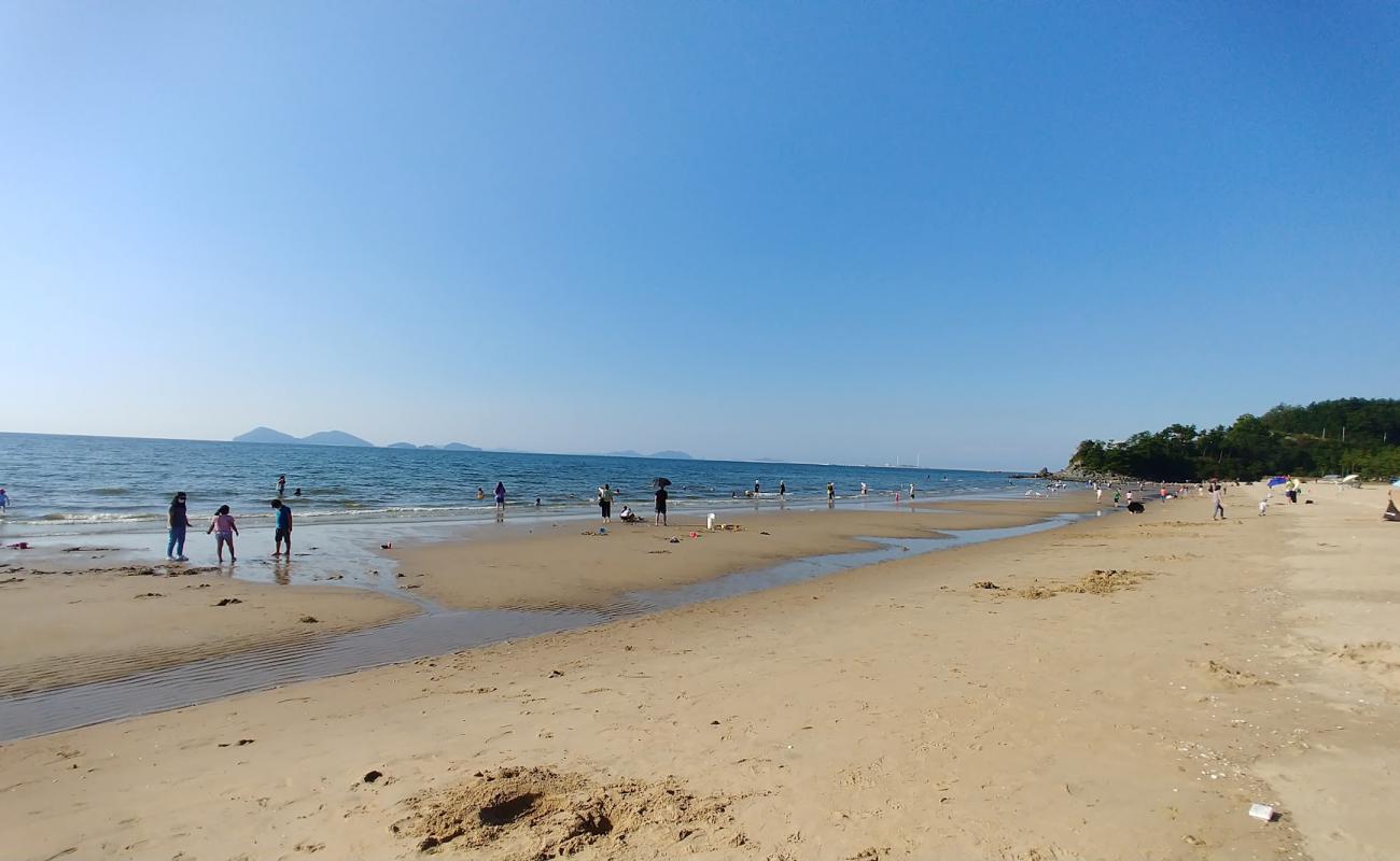 Photo de Byeonsan Beach avec sable lumineux de surface