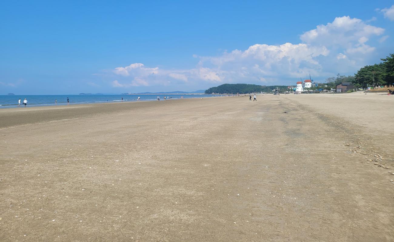 Photo de Chunjangdae Beach avec sable lumineux de surface