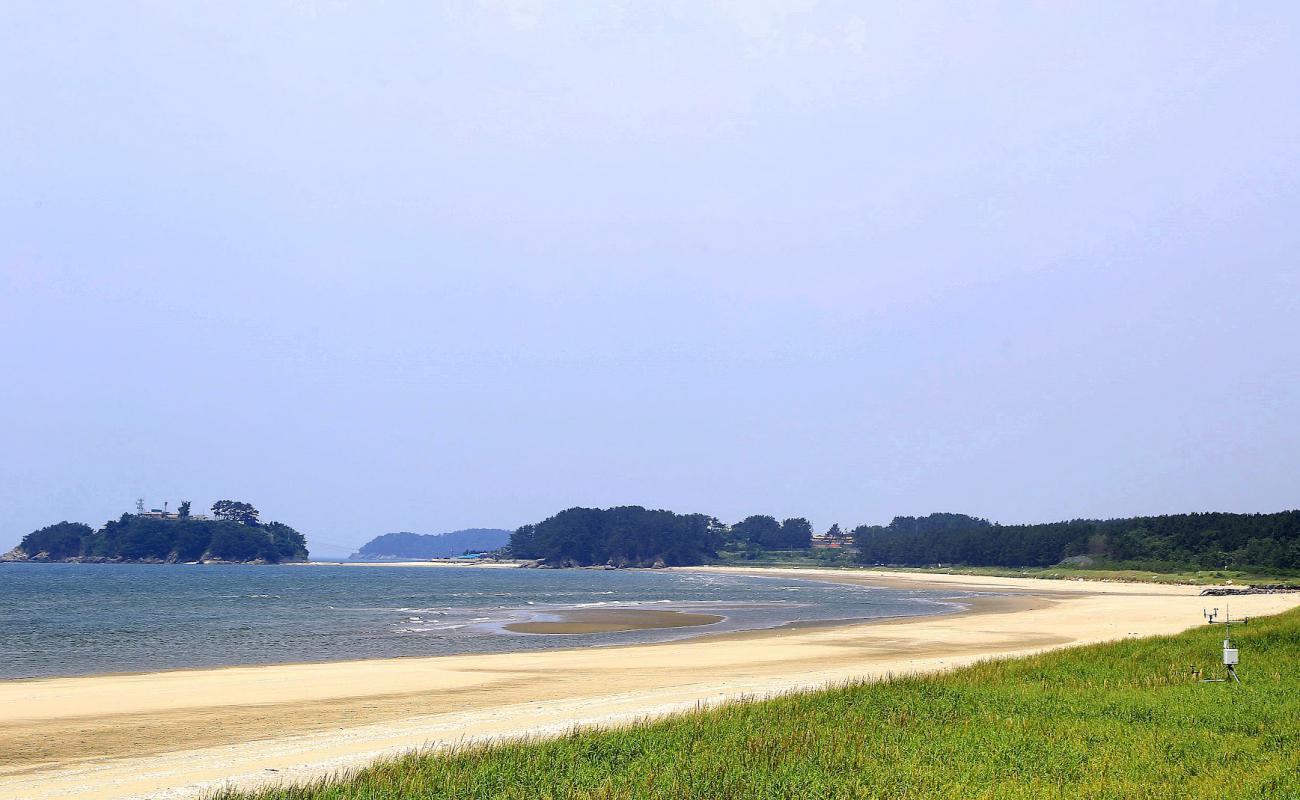 Photo de Jangan Beach avec sable lumineux de surface