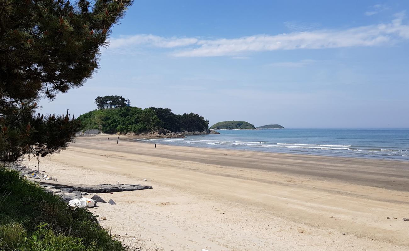 Photo de Doksan Beach avec sable lumineux de surface