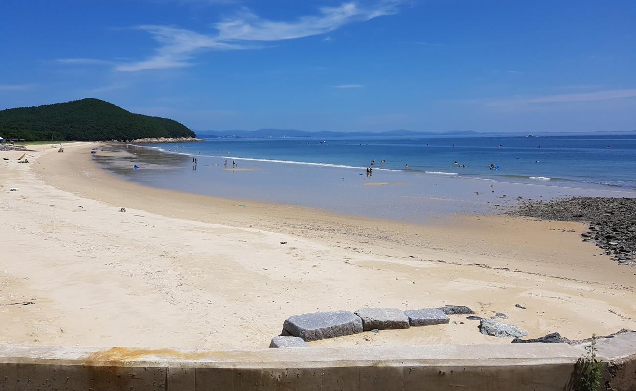 Photo de Obongsan Beach avec sable lumineux de surface