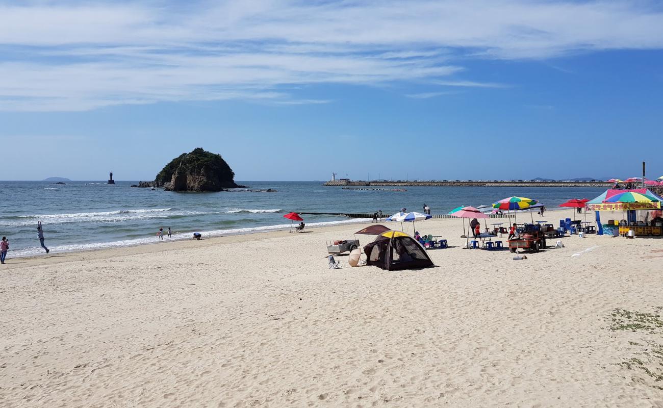 Photo de Kkotji Beach avec sable lumineux de surface