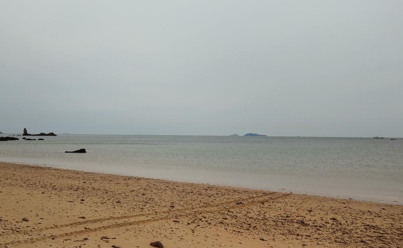 Photo de Duegi Beach avec sable brun & rochers de surface