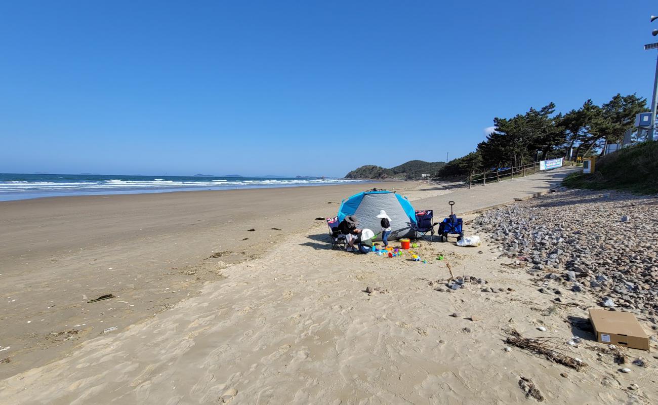 Photo de Baggae Beach avec sable beige de surface