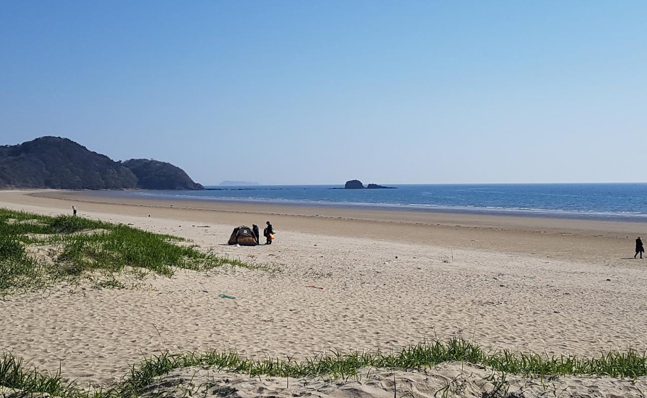 Photo de Taean Beach avec sable beige de surface