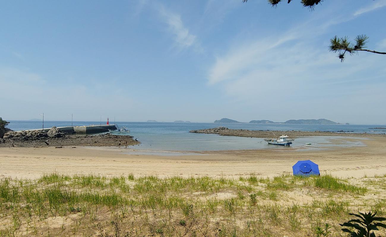 Photo de Gomseom Beach avec sable beige & pierres de surface