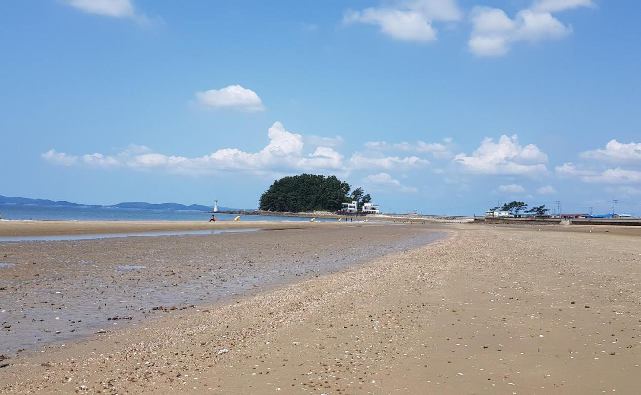 Photo de Magompo Beach avec sable lumineux de surface